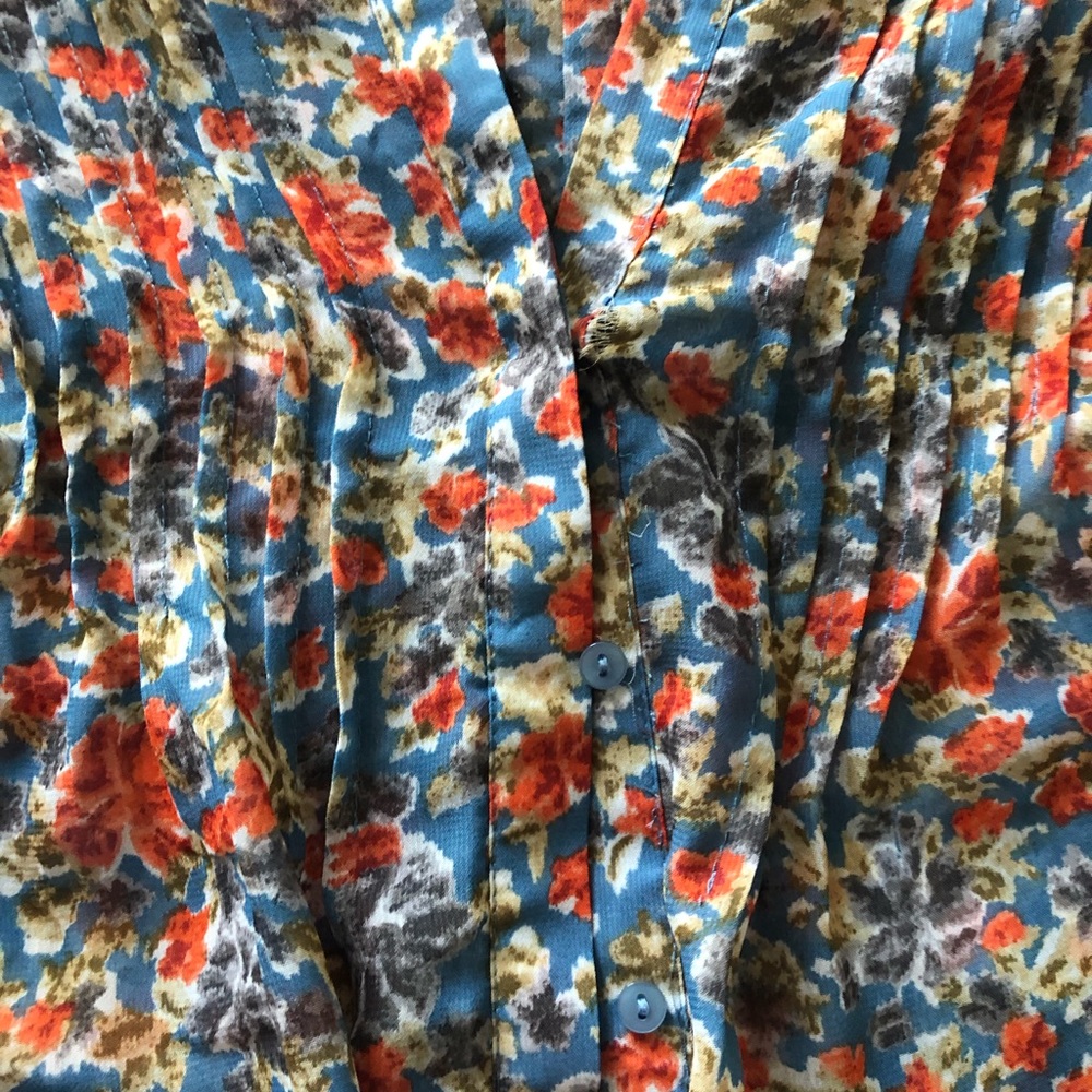 Floral button down - Picture 3 of 7